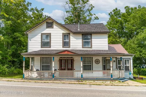 9 Curry Rd, Round Lake, NY 12151