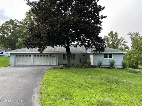 43 Oriole Ave, West Sand Lake, NY 12196