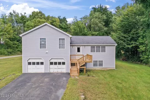 40 Skyview Meadows Ln, Granville, NY 12832