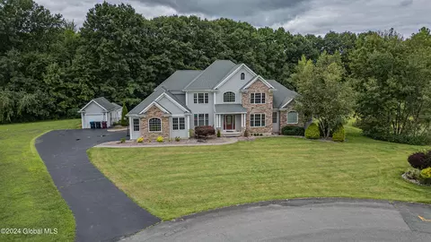 29 Estate Dr, Castleton On Hudson, NY 12033