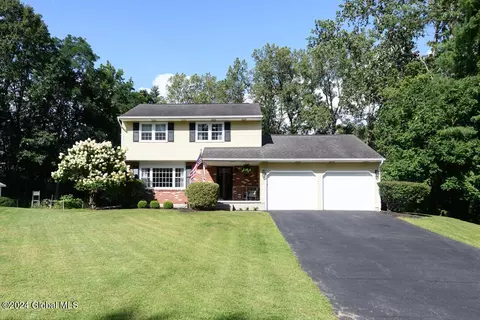 104 Mountainview Ct, Guilderland, NY 12084