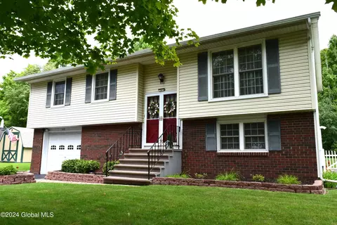 108 Springhollow Dr, Cohoes, NY 12047