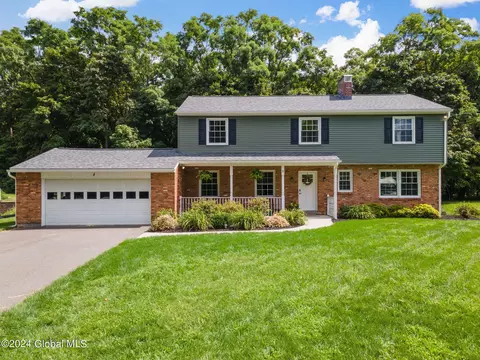 19 Oxford Cir, Troy, NY 12180