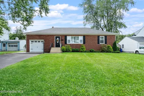 27 Forest Dr, Colonie, NY 12205