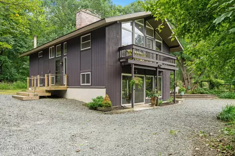 2 Mara Dr, Rensselaer, NY 12144