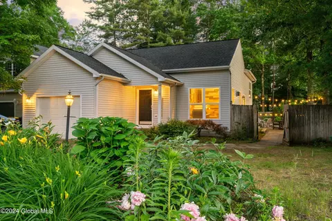 18 Skylark Dr, Ballston Spa, NY 12020