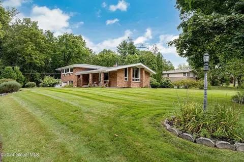26 Campus View Dr, Loudonville, NY 12211