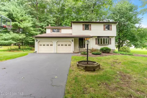 68 Esopus Dr, Clifton Park, NY 12065