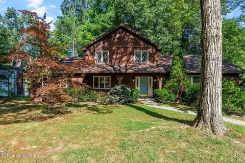18 Shadowbrook Dr, Clifton Park, NY 12065