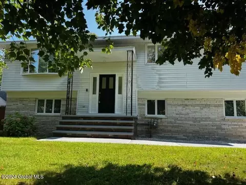 7 Woodcut Ln, Troy, NY 12180