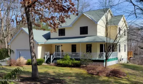 2271 Pine Ridge Rd, Niskayuna, NY 12309
