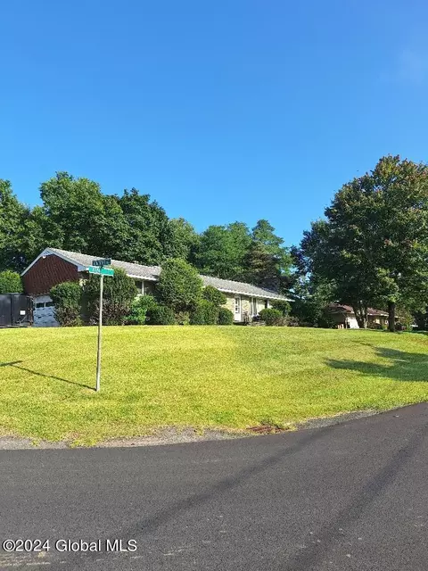 21 Alva St, East Greenbush, NY 12061