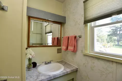 Bath - 2 Hickory Ln, Troy, NY 12180 photo 1 of 7
