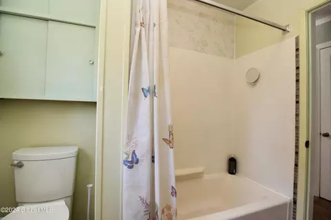 Bath - 2 Hickory Ln, Troy, NY 12180 photo 2 of 7