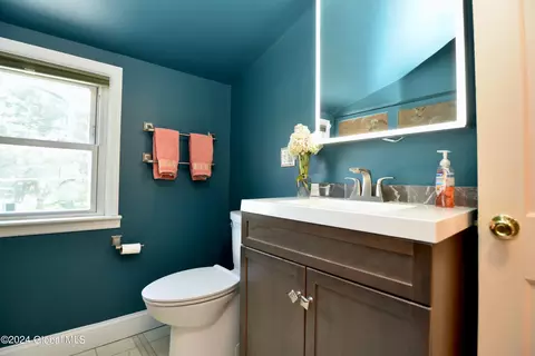 Bath - 2 Hickory Ln, Troy, NY 12180 photo 6 of 7