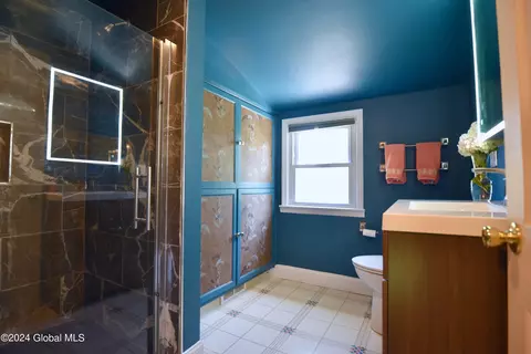Bath - 2 Hickory Ln, Troy, NY 12180 photo 5 of 7