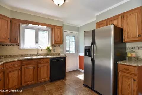 Kitchen - 2 Hickory Ln, Troy, NY 12180 photo 5 of 8