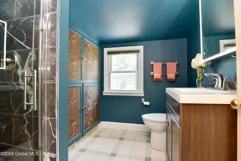 Bath - 2 Hickory Ln, Troy, NY 12180 photo 4 of 7