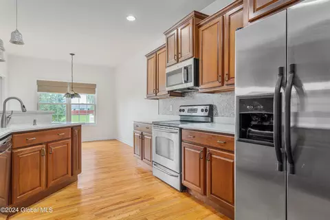 27 Hampton Cir, Mechanicville, NY 12118 photo 10