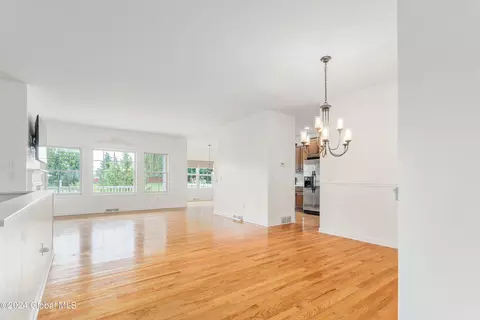 27 Hampton Cir, Mechanicville, NY 12118 photo 4
