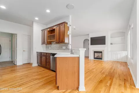 27 Hampton Cir, Mechanicville, NY 12118 photo 9