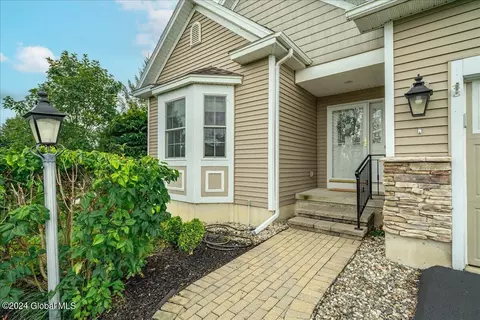 27 Hampton Cir, Mechanicville, NY 12118 photo 2