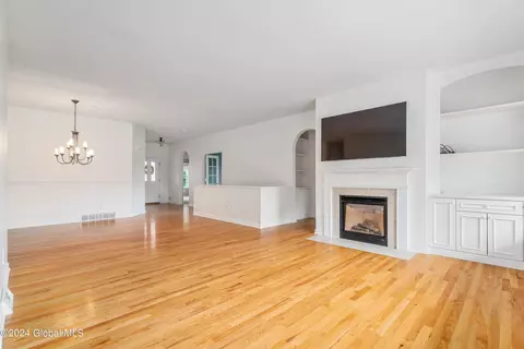 27 Hampton Cir, Mechanicville, NY 12118 photo 5