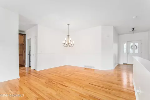 27 Hampton Cir, Mechanicville, NY 12118 photo 3