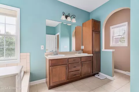 27 Hampton Cir, Mechanicville, NY 12118 photo 17
