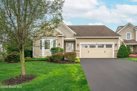 27 Hampton Cir, Mechanicville, NY 12118