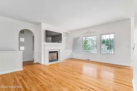 27 Hampton Cir, Mechanicville, NY 12118 photo 7