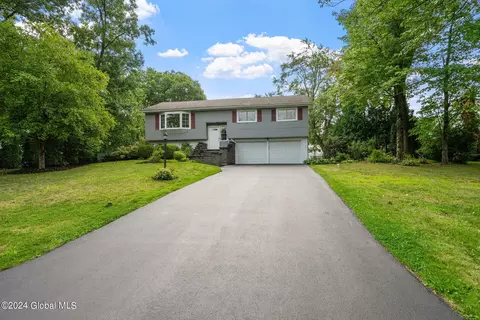 872 Whitney Dr, Niskayuna, NY 12309