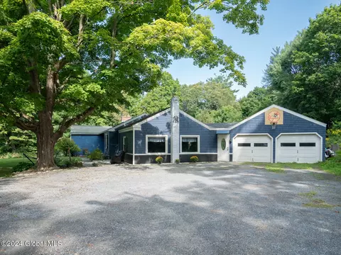 2 Steeple Heights Ln, Hoosick Falls, NY 12090