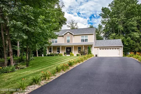 8 Margaret Dr, Wilton, NY 12831