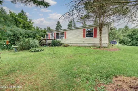 111 Hoesville Rd, Broadalbin, NY 12025