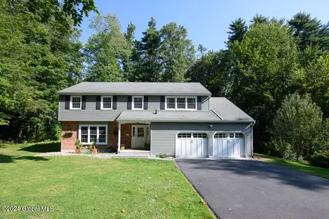 14 E Saybrook Dr, Glenmont, NY 12077