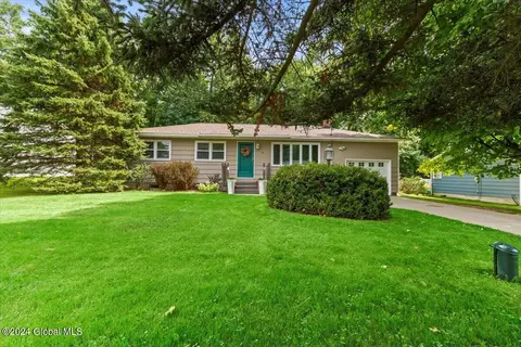 16 Kitty Ln, Rensselaer, NY 12144