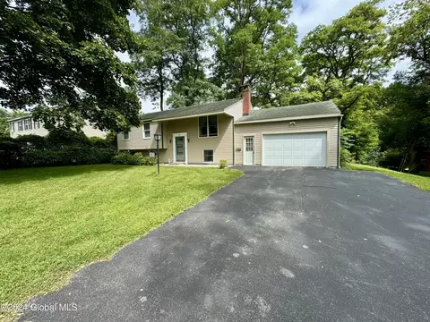 93 Hewitt St, Amsterdam, NY 12010