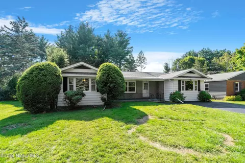 14 Sage Hill Ln, Troy, NY 12180
