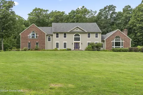 10 Spruce Run, East Greenbush, NY 12061