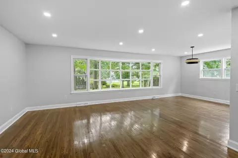 Living - 9 Park Ln, Glenville, NY 12302 photo 3 of 6