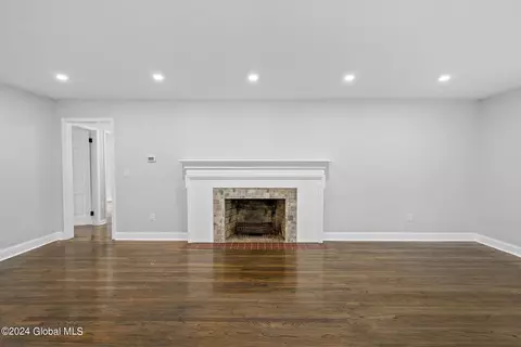 Living - 9 Park Ln, Glenville, NY 12302 photo 2 of 6
