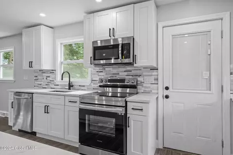 Kitchen - 9 Park Ln, Glenville, NY 12302 photo 3 of 4