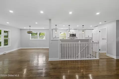 Living - 9 Park Ln, Glenville, NY 12302 photo 4 of 6