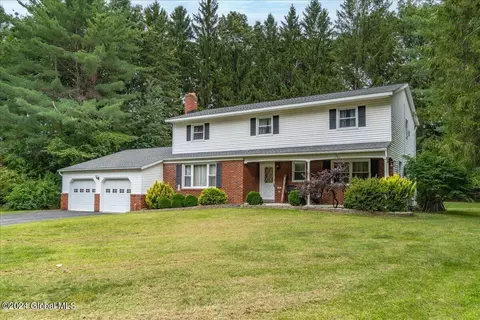 29 Pinehurst Dr, Clifton Park, NY 12065