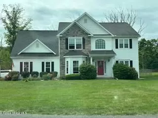 21 Champagne Ct, Watervliet, NY 12189