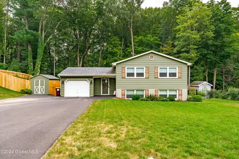 41 Grissom Dr, Clifton Park, NY 12065