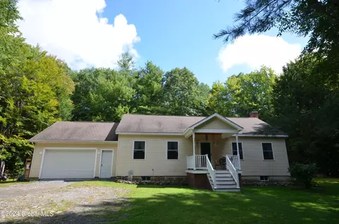 42 Taborton Rd, Averill Park, NY 12018
