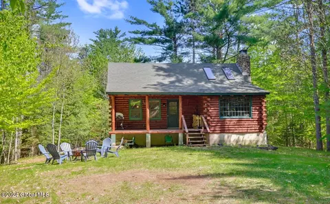 60 Algonquin Trl, Jay, NY 12941