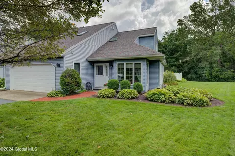 22 Carrie Ct, Niskayuna, NY 12309